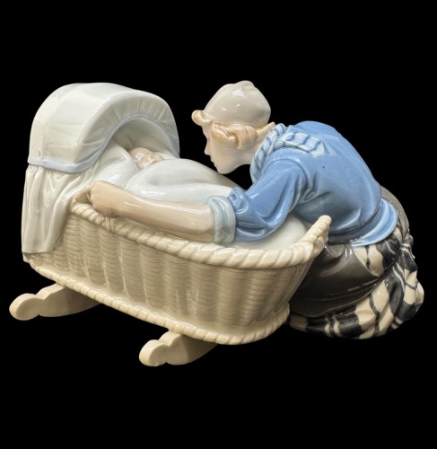 XXe siècle - Groupe en porcelaine de Meissen crée par Philipp Lange - Mère hollandaise au berceau