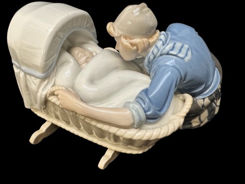 Groupe en porcelaine de Meissen crée par Philipp Lange - Mère hollandaise au berceau - 