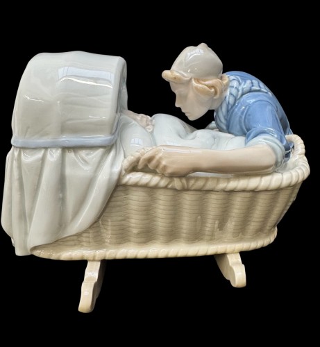  - Groupe en porcelaine de Meissen crée par Philipp Lange - Mère hollandaise au berceau