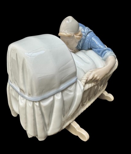 Antiquités - Groupe en porcelaine de Meissen crée par Philipp Lange - Mère hollandaise au berceau