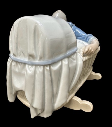 Antiquités - Groupe en porcelaine de Meissen crée par Philipp Lange - Mère hollandaise au berceau