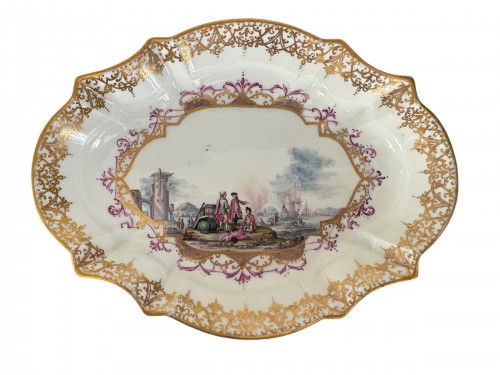 Assiette en porcelaine de Meissen à décor d’une scène portuaire, attribué à Christian F. Herold.