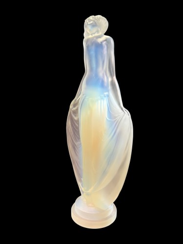 20th century - Lucile Sevin For Etling, Opalescent Glass Statuette 