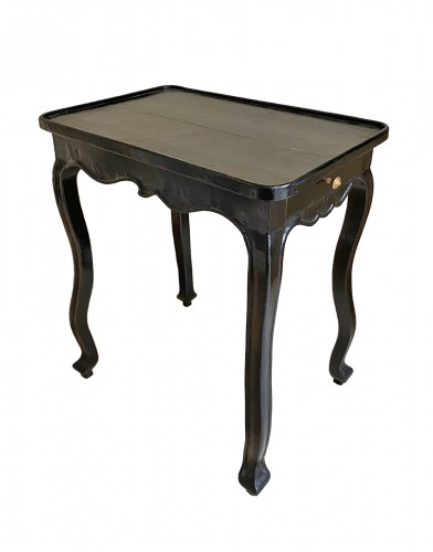 Table Louis XV en bois re-laqué noir