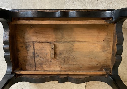 XVIIIe siècle - Table Louis XV en bois re-laqué noir