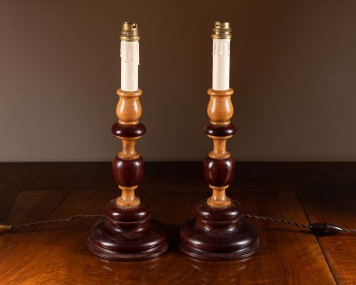 Paire de bougeoirs du 19e siècle en bois tourné  - Luminaires Style Restauration - Charles X