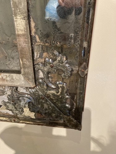 Antiquités - Miroir de forme rectangulaire début du XVIIIe siècle