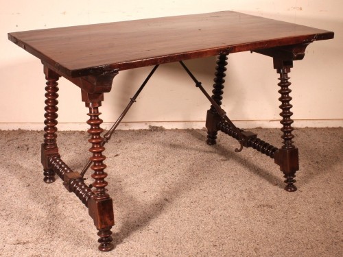 Table espagnole en noyer, 17e siècle - Mobilier Style Louis XIII