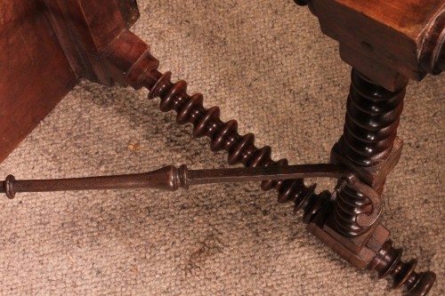 Louis XIII - 17th century spanish walnut table