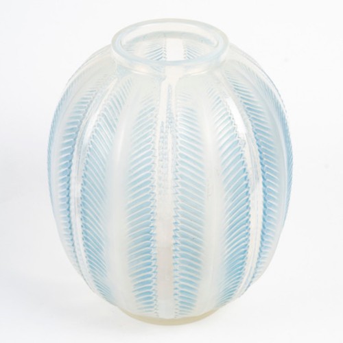  1932 René Lalique - “Biskra” vase. - Glass & Crystal Style Art Déco