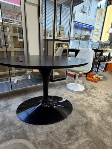 20th century - Eero Saarinen for Knoll – Oval “Tulip” Table, Marquina Marble