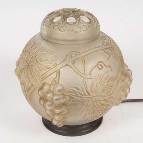 XXe siècle - 1921 René Lalique, Veilleuse-Brûle parfum « Raisins »