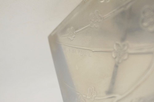  - LALIQUE René - Pendule « Deux colombes » Opalescente