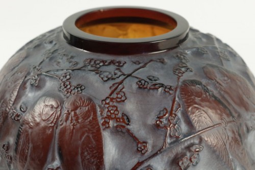 20th century - René Lalique Vase&quot; Perruches &quot; Amber
