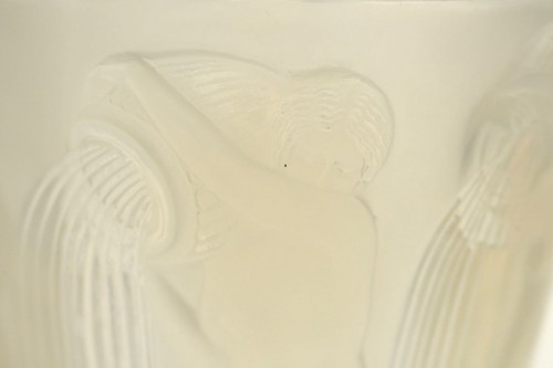 René Lalique Vase &quot;Danaides&quot; Opalescent - 