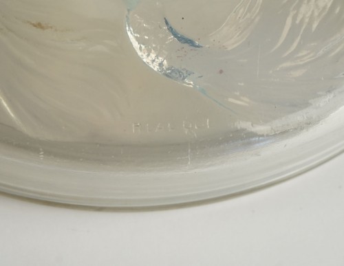 Antiquités - René Lalique - Grande boîte ronde «Cyprins» en verre opalescent