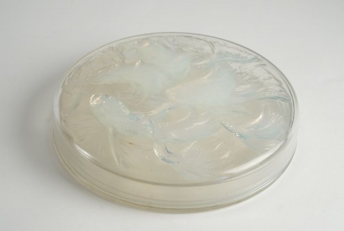 Antiquités - René Lalique - Grande boîte ronde «Cyprins» en verre opalescent