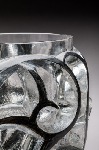 Verrerie, Cristallerie  - René Lalique - Vase "Tourbillons" émaillé noir dit aussi "Volutes en relief"