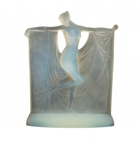René Lalique (1860-1945) - "Suzanne" Statuette en verre opalescent