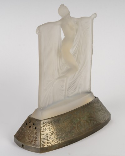 René Lalique (1860-1945) - "Suzanne" Statuette en verre opalescent - Verrerie, Cristallerie Style Art Déco