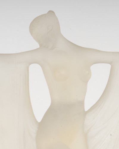 Verrerie, Cristallerie  - René Lalique (1860-1945) - "Suzanne" Statuette en verre opalescent