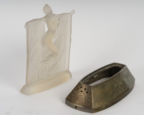René Lalique (1860-1945) - "Suzanne" Statuette en verre opalescent - Alexia Say