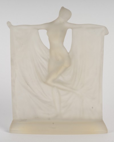 XXe siècle - René Lalique (1860-1945) - "Suzanne" Statuette en verre opalescent
