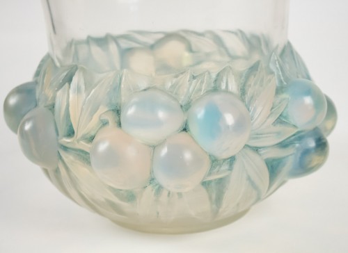 René Lalique Vase Opalescent "Prunes" - Alexia Say