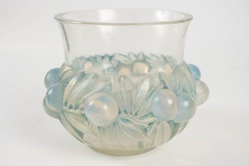 XXe siècle - René Lalique Vase Opalescent "Prunes"