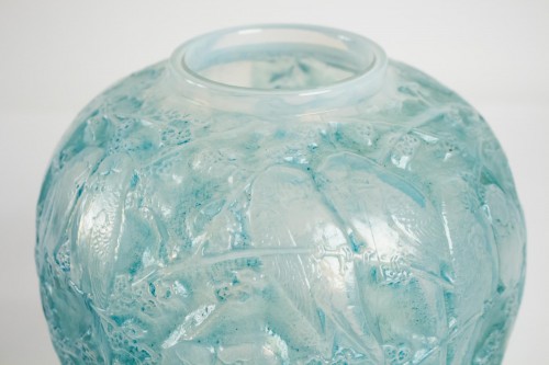 20th century - René Lalique - Opalescent Vase &quot;Perruches&quot;