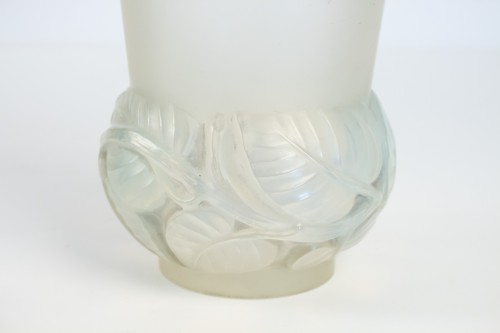 XXe siècle - René Lalique - Vase opalescent "Lilas" ou Paire