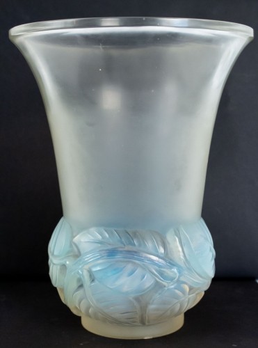 Antiquités - René Lalique - Vase opalescent "Lilas" ou Paire