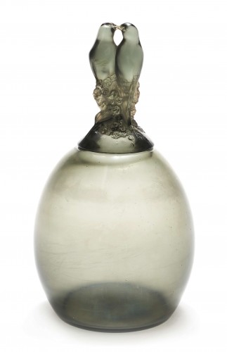 René Lalique (1860 1945)  - Vase "Tourterelles" teinté gris