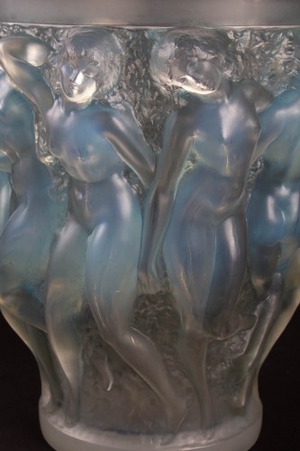  - René Lalique (1860-1945)  - Vase «Bacchantes» Opalescent