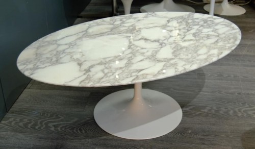 Eero Saarinen & Knoll International - Table basse ovale "tulipe" en marbre - Mobilier Style 