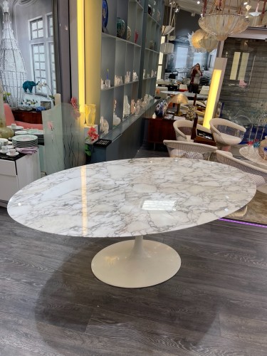 Eero Saarinen & Knoll International - Table ovale "Tulip" marbre Calacatta - Mobilier Style 