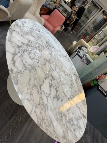 Eero Saarinen & Knoll International - Table ovale "Tulip" marbre Calacatta - Alexia Say