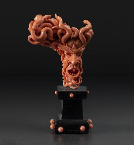 Objets de Curiosité  - Corail rouge sculpté représentant une figure grotesque