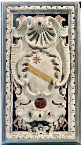 Paire de sculptures héraldiques en marbre de carrare