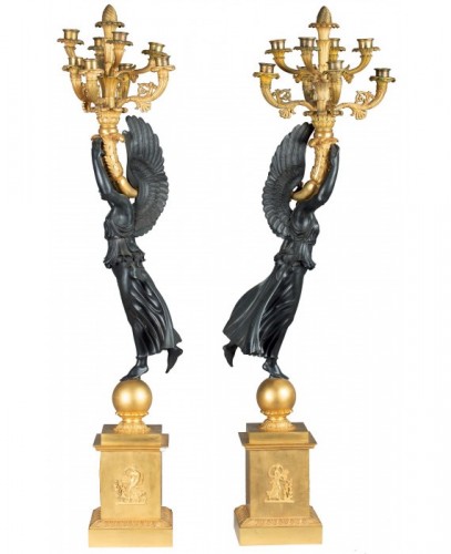Grande paire de candélabres à huit bras en bronze doré - Luminaires Style Empire