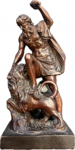 Hercule et le lion, ensemble de trois sculptures en bois fruitier - Sculpture Style Louis XIV