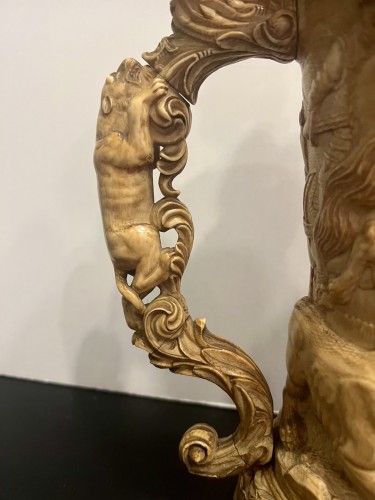 18th century - LARGE IVORY TANKARD 