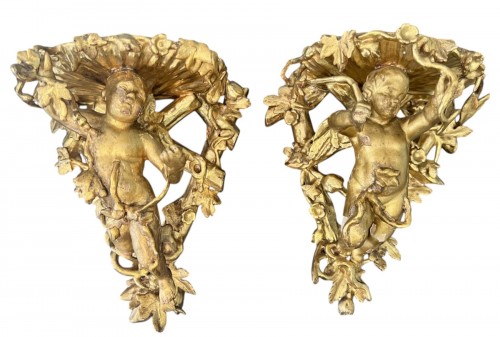 Paire of carved and golden wooden wall brackets