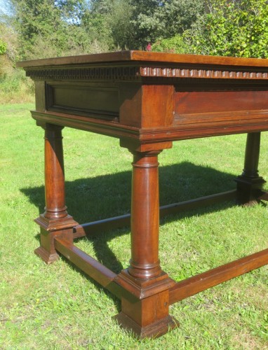 17th century - Walnut table, Italy late 16th century early 17th century