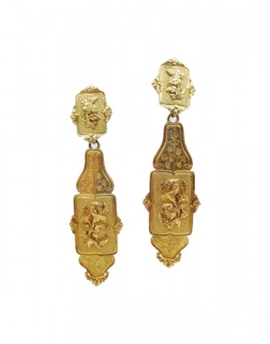 Boucles d'oreilles, en or, vers 1830.