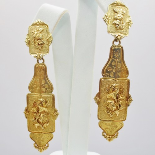 Boucles d'oreilles, en or, vers 1830. - Anne Besnard