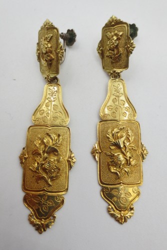 XIXe siècle - Boucles d'oreilles, en or, vers 1830.
