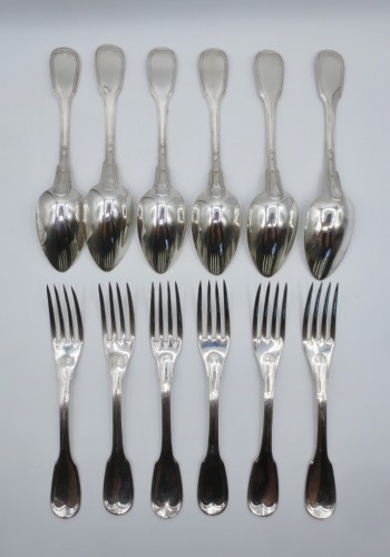 Antiquités - Twelve pieces of solid silver flatware, filet pattern, Paris Vieillard