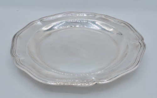 Argenterie et Arts de la table  - Plat à contour en argent massif XVIIIe siècle