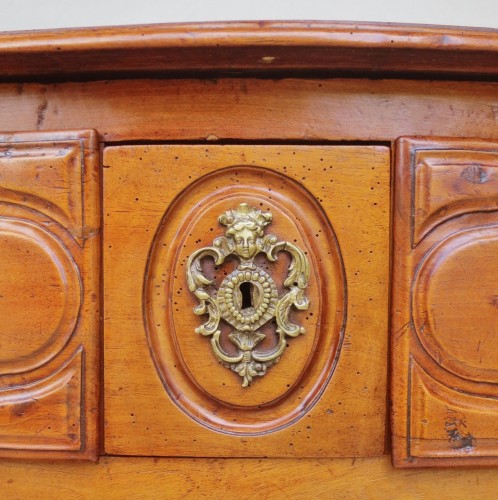 Mobilier Commode - Commode galbée, estampillée Louis Noël Malle 1734-1782